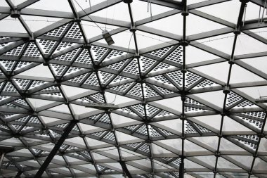 Üçgenlerden oluşan metal bir kafesin soyut arkaplanı