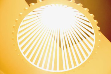 Tavan lambası, avize yakın.