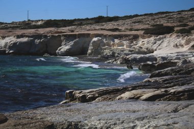 Beyaz taşlı deniz kenarı. Akdeniz.