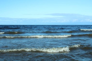 Mavi deniz, mavi gökyüzü, bulutlar, ufuk.