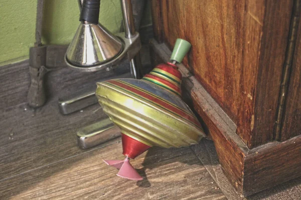 Girdap veya dönen top denilen eski bir Sovyet oyuncağı.