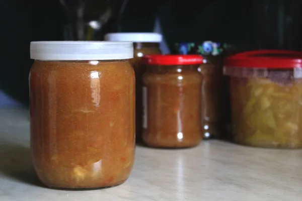 Kış için sonbahar hazırlıkları. Cam kavanozlarda reçel.