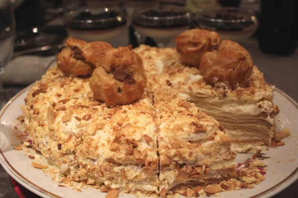 Napolyon keki, choux pastalarıyla süslenmiş.