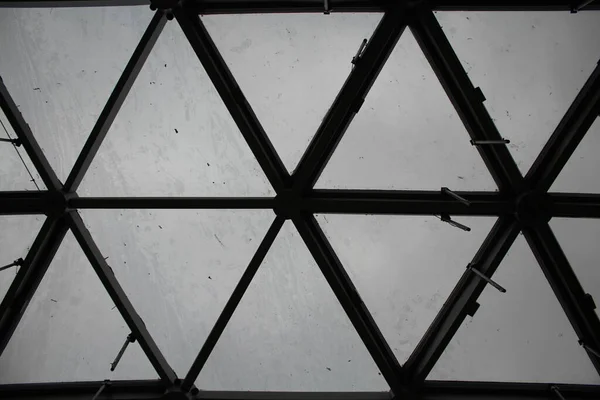 Üçgenlerden oluşan metal bir kafesin soyut arkaplanı