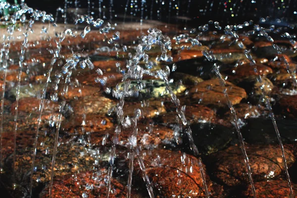 Şeffaf fıskiye. Yakın çekim.