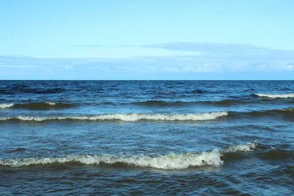 Mavi deniz, mavi gökyüzü, bulutlar, ufuk.