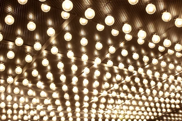 Tavanda bir sürü parlak beyaz ampul var. Aydınlatma, çelenkler. Işıklandırma.