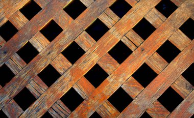 Ağaçların yakınından ahşap eşkenar dörtgenler