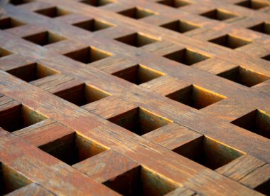 Ağaçların yakınından ahşap eşkenar dörtgenler