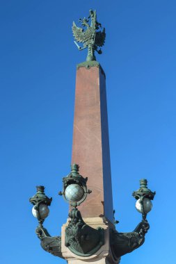 St. Petersburg 'daki Üçlemeci köprüsünde sütun.