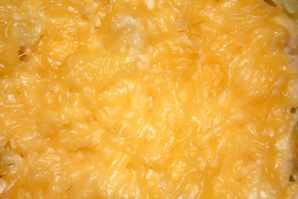 Parlak sarı fırında peynir kabuğu. Yakın plan.