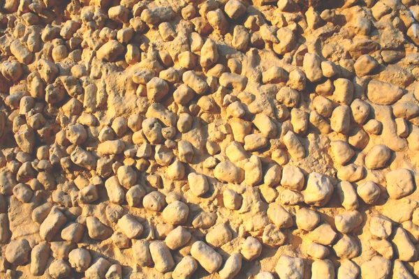 Sarı taştan eski kaldırım, yakın plan. Çimentolu taşlar. Taş yol.