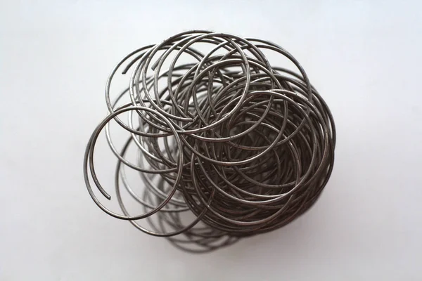 Kablo kıvrılmış, yatağın yakınından fırlamış. Soyutlama.