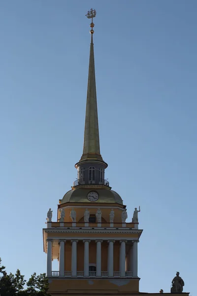 St. Petersburg 'daki Amirallik Kulesi, en önemli olaylardan biri..