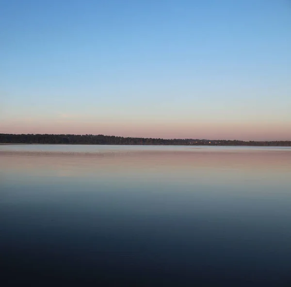 Ufuk Çizgisi Gölün Engin Genişliğinin Alacakaranlıkta Ormana Gökyüzüne Bağlandığı Yer — Stok fotoğraf
