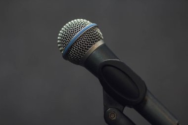 Stüdyoda şarkı söylemek için sesli mikrofon, konserler, karaoke