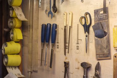 Gitar atölyesinde gitarları tamir eden çalışma araçları