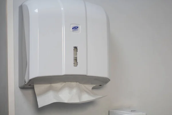 Koronavirüse karşı korunmak için tek kullanımlık kağıt havlular.