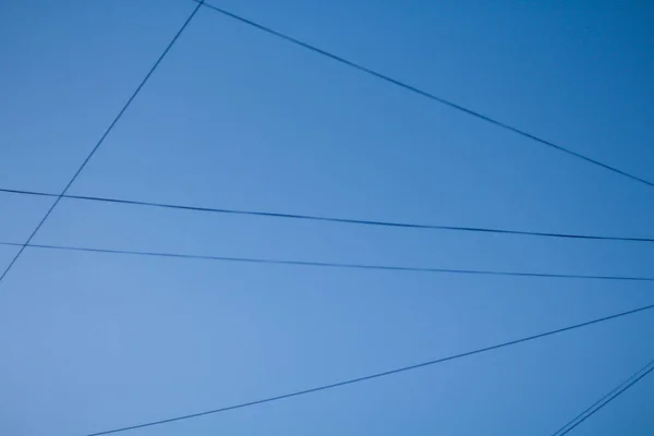 Blauwe Lucht Verdeeld Sectoren Door Elektrische Draden — Stockfoto