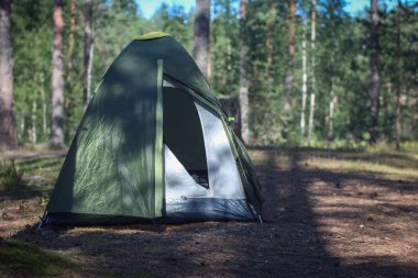 Ormanda yeşil turist çadırı var.