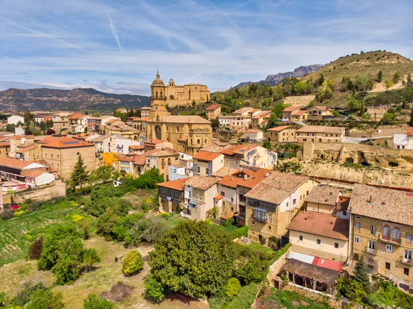 Labastida, uma cidade conhecida pelos seus vinhos e adegas . — Fotografia de Stock