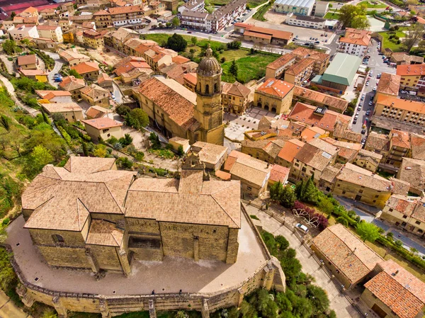 Labastida, uma cidade conhecida pelos seus vinhos e adegas . — Fotografia de Stock