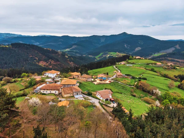 Village et paysage du Pays Basque . — Photo