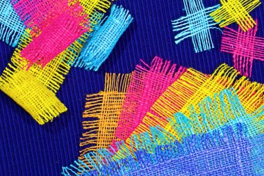 Soyut çok renkli güzel arka plan, pamuk kaba kumaş parçalarından yapılmış.