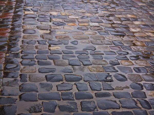 Yağmurlu Havalarda Eski Arnavut Kaldırımlı Yol — Stok fotoğraf