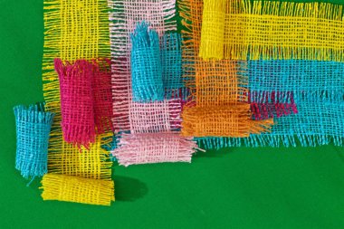 Soyut çok renkli güzel arka plan, pamuk kaba kumaş parçalarından yapılmış.