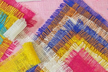 Soyut çok renkli güzel arka plan, pamuk kaba kumaş parçalarından yapılmış.