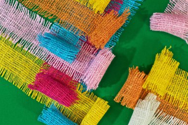 Soyut çok renkli güzel arka plan, pamuk kaba kumaş parçalarından yapılmış.