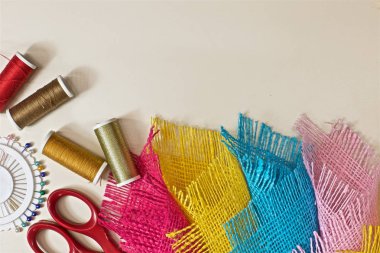 Soyut çok renkli güzel arka plan, pamuk kaba kumaş parçalarından yapılmış.