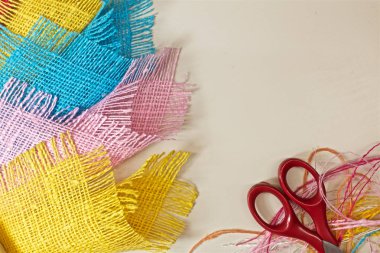 Soyut çok renkli güzel arka plan, pamuk kaba kumaş parçalarından yapılmış.