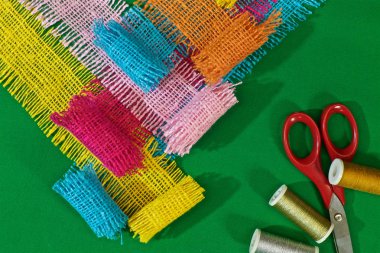 Soyut çok renkli güzel arka plan, pamuk kaba kumaş parçalarından yapılmış.