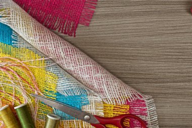 Soyut çok renkli güzel arka plan, pamuk kaba kumaş parçalarından yapılmış.