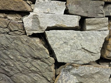 kaba taştan taş duvar parçası (granit, kireçtaşı)