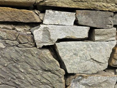 kaba taştan taş duvar parçası (granit, kireçtaşı)