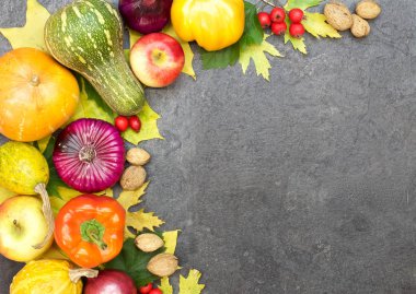 çeşitli kabaklar ve sebzeler, gri bir arka planda bir akçaağaç yaprak bir grup. renkli fotoğraf