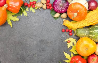 çeşitli kabaklar ve sebzeler, gri bir arka planda bir akçaağaç yaprak bir grup. renkli fotoğraf