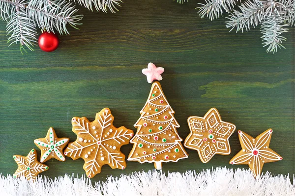 Noel zencefilli, farklı tatlılar, fındık ve süs ler ladin dalları ile yeşil renk ahşap bir masa üzerinde yalan