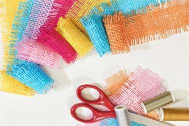 Soyut çok renkli güzel arka plan, pamuk kaba kumaş parçalarından yapılmış.