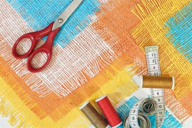 Soyut çok renkli güzel arka plan, pamuk kaba kumaş parçalarından yapılmış.