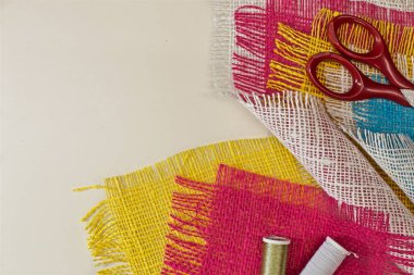 Soyut çok renkli güzel arka plan, pamuk kaba kumaş parçalarından yapılmış.