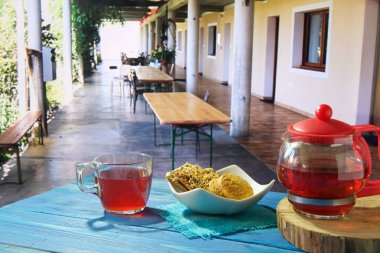 güzel manzaralar çeşitli arka planda mavi bir masada sıcak çay, Çaydanlık ve tatlılar