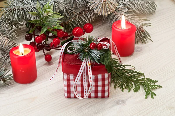 Een Witte Houten Achtergrond Een Kerstcadeau Kaarsen Achtergrond Van Tak — Stockfoto