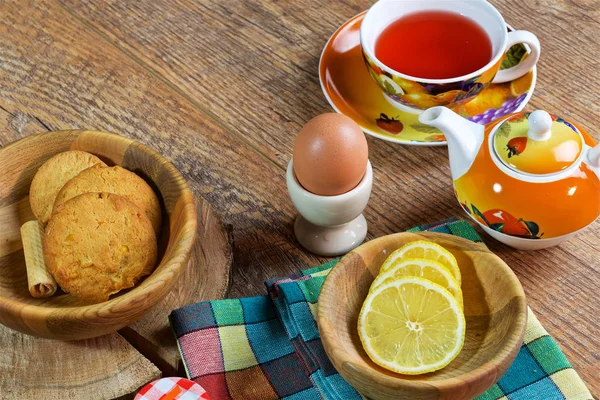 Mörk Trä Bakgrund Originell Mugg Med Och Tekanna Dekorativ Maträtt — Stockfoto