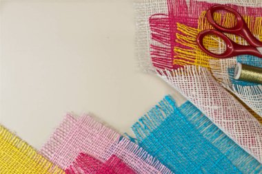 Soyut çok renkli güzel arka plan, pamuk kaba kumaş parçalarından yapılmış.