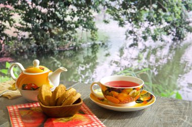 güzel manzaralar çeşitli arka planda mavi bir masada sıcak çay, Çaydanlık ve tatlılar