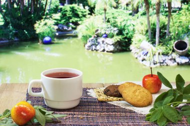 güzel manzaralar çeşitli arka planda mavi bir masada sıcak çay, Çaydanlık ve tatlılar